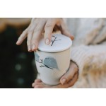 Porcelánový hrnček s nerez. sitkom a pokrievkou - Vtáčikovia, 350 ml
